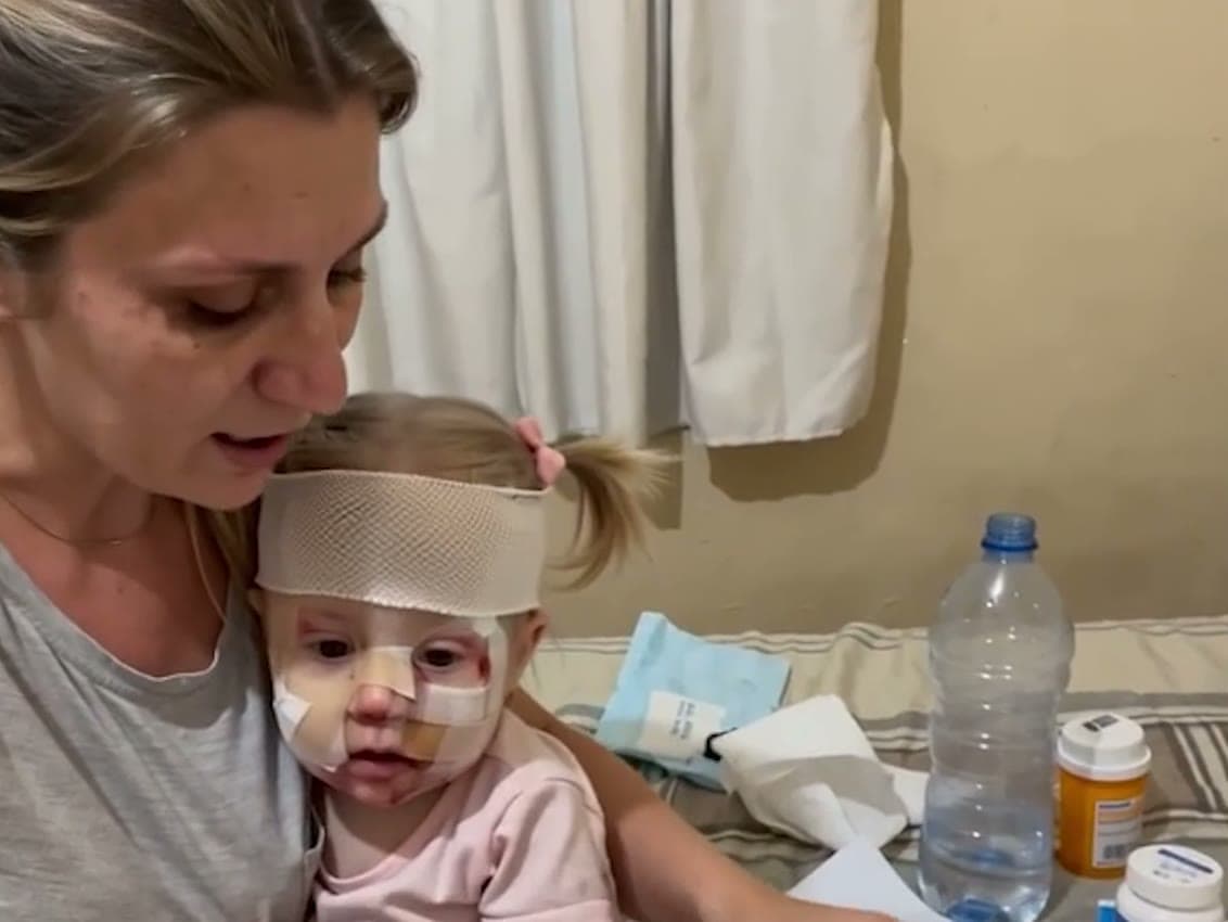 Rosana cuidando da Luna em casa